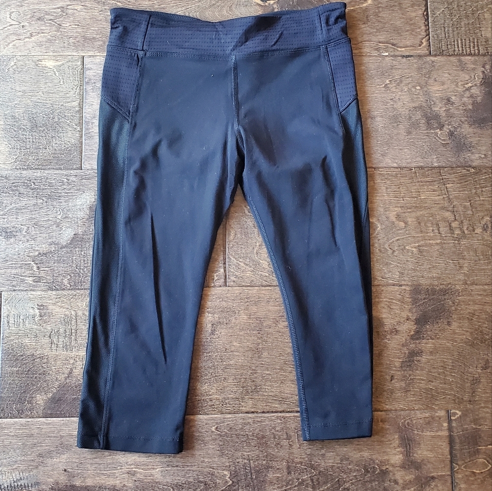 LORNAJANE black Capri cropped leggings size M mesh detail